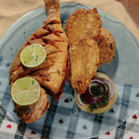 Dorada frita estilo costa colombiana