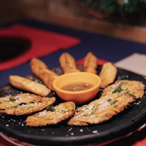 Yuca frita con ají o con hogao y queso