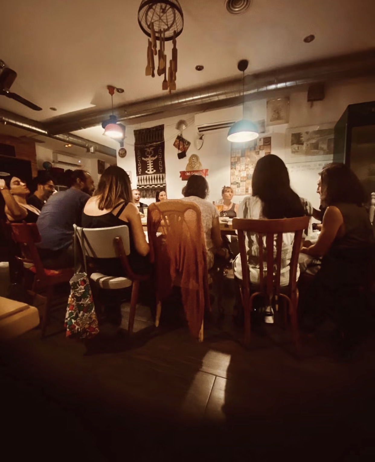El interior, con su mesa grande